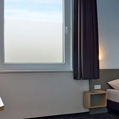 Stuttgart-neckarhafen מלון 3*