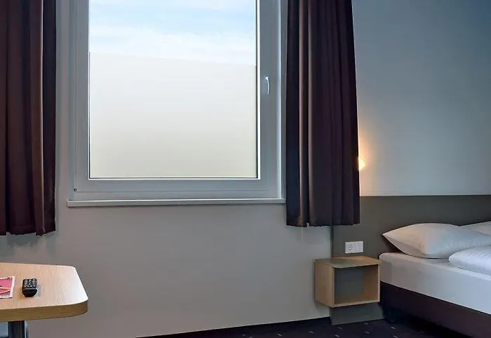 Stuttgart-neckarhafen מלון 3*